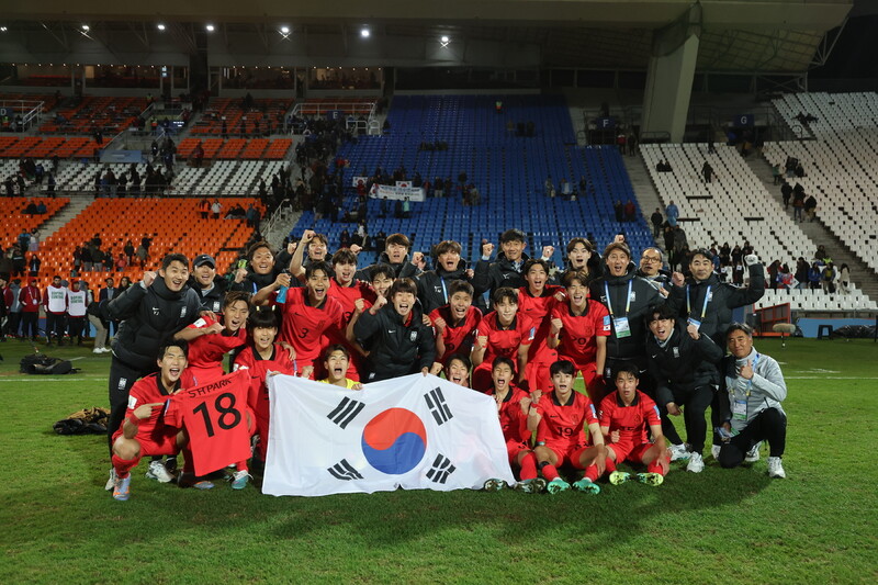 한국 20살 이하(U-20) 축구대표팀이 29일(한국시각) 아르헨티나 멘도사 스타디움에서 열린 감비아와 2023 국제축구연맹(FIFA) 20살 이하 월드컵 조별리그 F조 3차전이 끝난 뒤 태극기를 들고 16강 진출을 자축하고 있다. 멘도사/연합뉴스