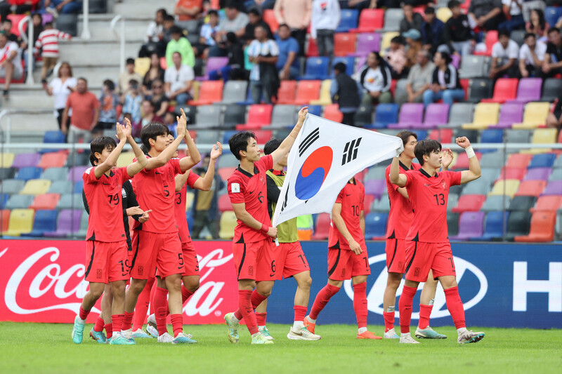 한국 축구대표팀 선수들이 5일(한국시각) 열린 2023 국제축구연맹(FIFA) 20세 이하(U-20) 월드컵 8강전 나이지리아와 경기에서 승리한 뒤 기뻐하고 있다. 산티아고/연합뉴스