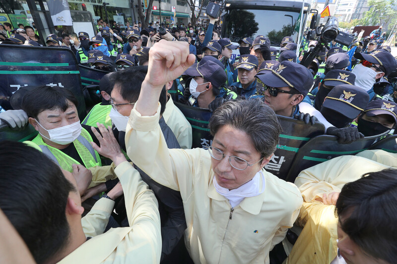 17일 오전 대구 중구 대중교통전용지구에서 열린 대구퀴어문화축제 행정대집행 현장에서 공무원과 경찰이 충돌하는 초유의 사태가 벌어졌다. 연합뉴스