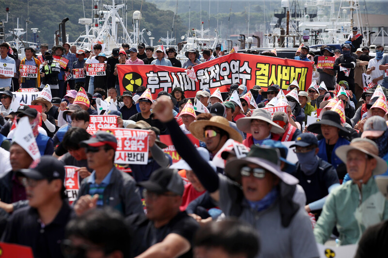 전남 완도군 어업인들이 지난 22일 완도항에서 후쿠시마 원전 오염수 방류를 반대하는 집회를 열고 있다. 연합뉴스