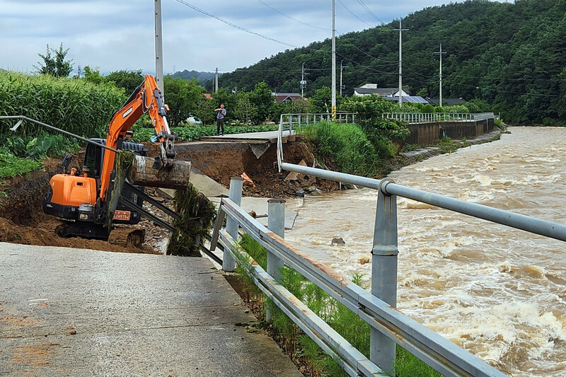 28일 오전 광주 북구 망월동 석곡천 제방이 폭우에 50ｍ가량 무너져 긴급 복구 작업이 진행 중이다.연합뉴스