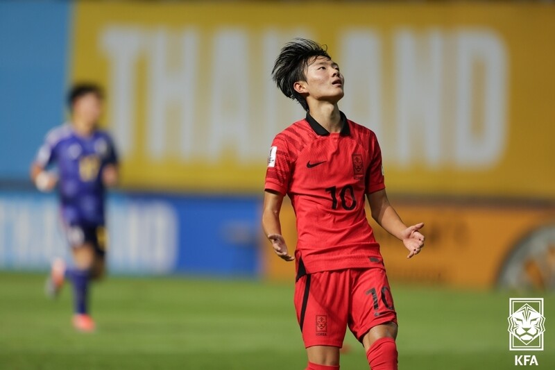 한국 17살 이하(U-17) 남자 축구대표팀 진태호(영생고)가 2일(한국시각) 타이 빠툼타니 스타디움에서 열린 2023 아시아축구연맹(AFC) 17살 이하 아시안컵 결승 일본과 경기에서 슛이 골대를 벗어나자 아쉬워하고 있다. 대한축구협회 제공