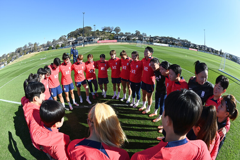 한국 여자축구대표팀 선수들이 지난 13일 호주 캠벨타운 토마스 하셀 성공회 고등학교 훈련장에서 단합된 모습을 보이고 있다. 대한축구협회 제공