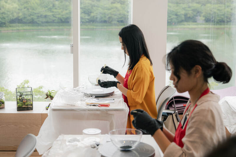 이끼 테라리엄 클래스에서 수강생들이 재료를 꺼내 테라리엄을 만들고 있다. 스튜디오 어댑터 염서정