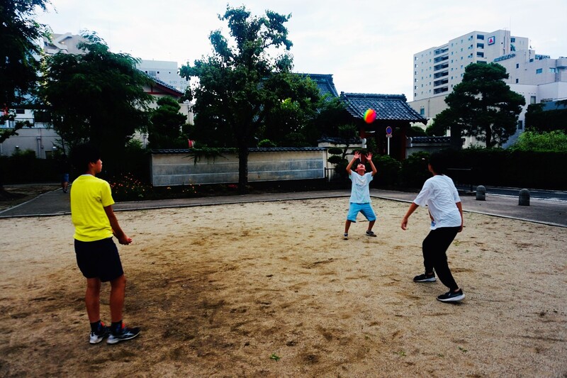 일본 초등학교 6학년 학생들이 15일 일본 군마현 다카사키시에 있는 한 놀이터에서 배구를 하고 있다. 다카사키/이준희 기자