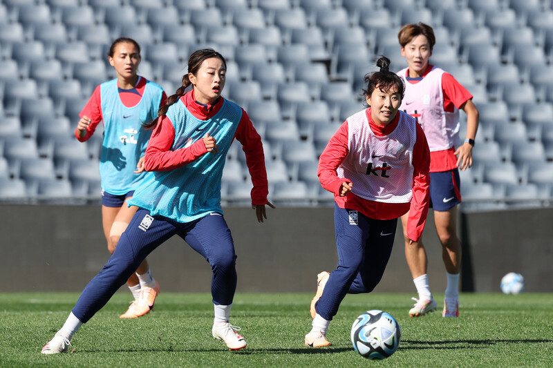 한국 여자축구대표팀의 최유리(왼쪽)와 추효주가 23일(한국시각) 호주 시드니 외곽의 캠벨타운 스포츠 스타디움에서 2023 국제축구연맹(FIFA) 호주·뉴질랜드 월드컵 H조 콜롬비아와 1차전에 대비해 훈련하고 있다. 시드니/연합뉴스