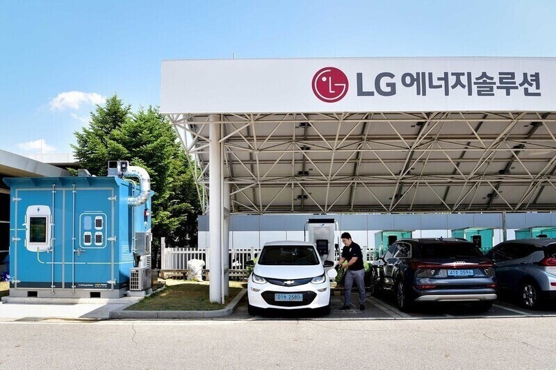 엘지(LG)에너지솔루션 오창공장에 있는 전기차 폐배터리 활용 에너지저장장치와 전기차 충전기. LG에너지솔루션 제공