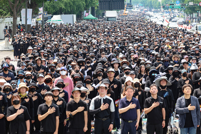 전국 각지에서 모인 교사들이 29일 서울 종로구 경복궁역 사거리 인근에서 열린 공교육 정상화를 위한 집회에서 국민의례를 하고 있다. 연합뉴스