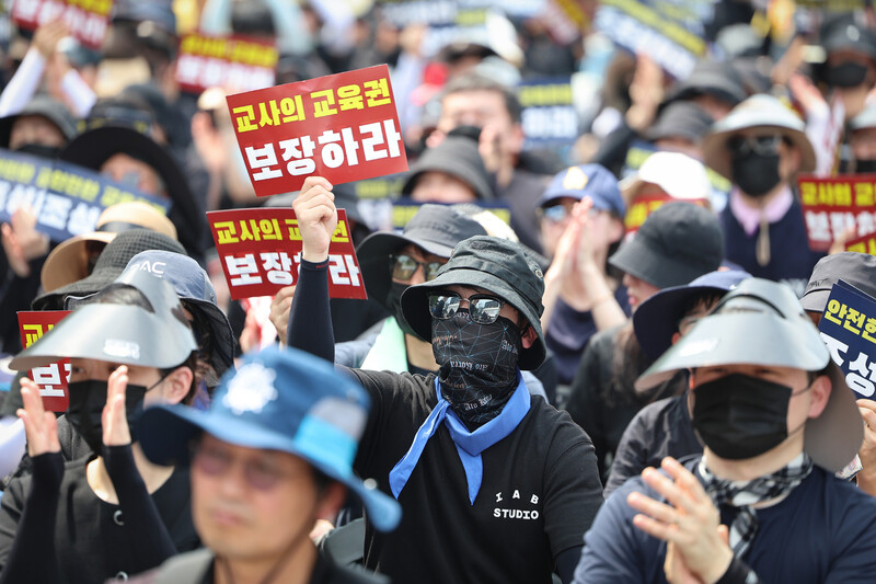 교육부가 이달 중으로 교육활동 침해 방지를 위한 대책 고시를 발표할 예정인 가운데, 특수교사와 관련한 매뉴얼도 포함시킬 것으로 알려졌다. 사진은 지난달 29일 서울 종로구 경복궁역 사거리 인근에서 열린 교사들의 교육활동 보장 촉구 집회. 연합뉴스