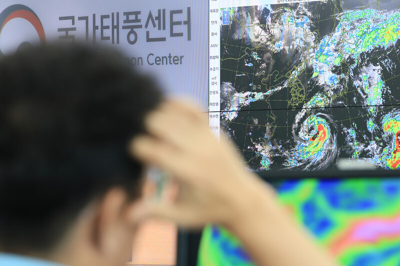 8일 제주 서귀포시 남원읍 한남리 국가태풍센터에서 센터 관계자들이 한반도를 향해 북상 중인 제6호 태풍 카눈의 경로 등을 감시·분석하고 있다. 연합뉴스