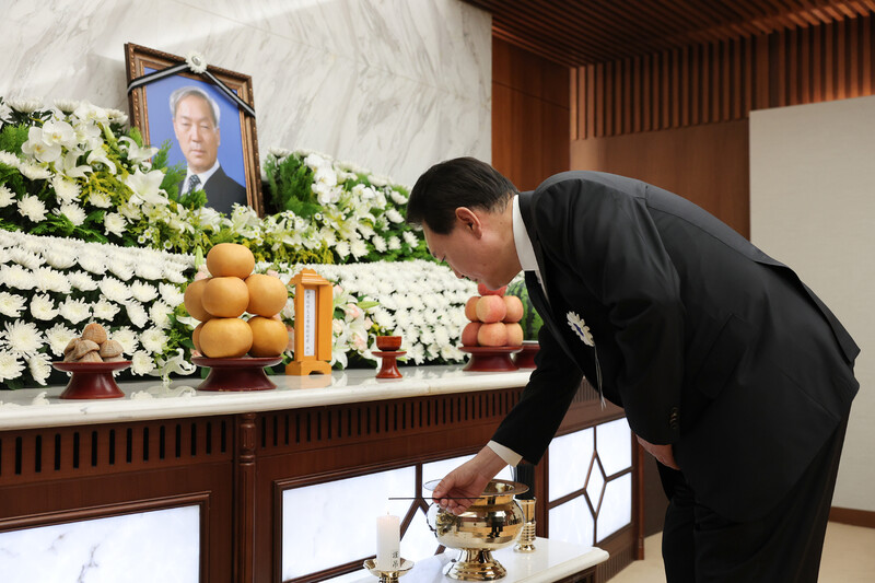 윤석열 대통령이 15일 오후 서울 서대문구 신촌세브란스병원 장례식장에 마련된 부친 윤기중 연세대 명예교수의 빈소에서 조문을 받기에 앞서 향을 피우고 있다. 연합뉴스