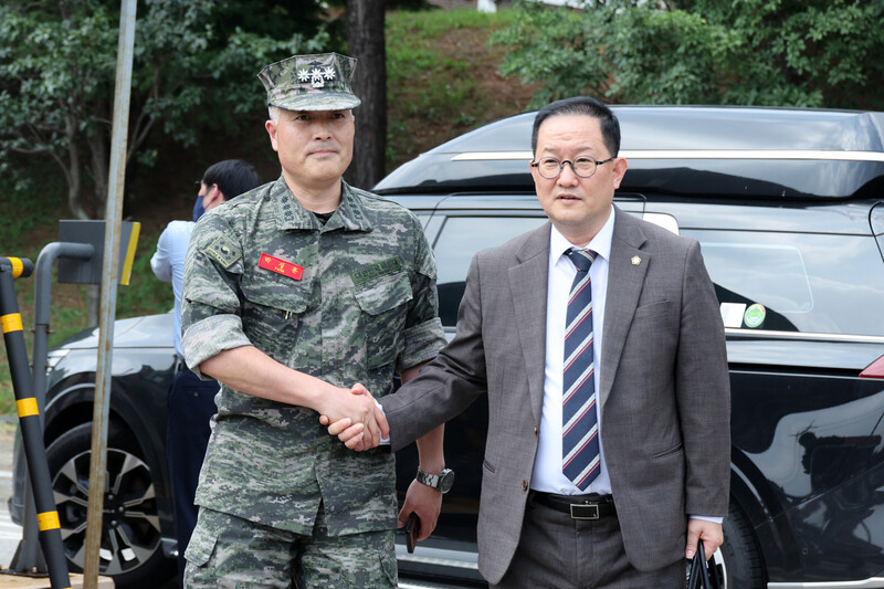 고 채아무개 상병 사건 수사와 관련해 해병대 사전 승인을 받지 않고 방송 인터뷰를 했다는 이유로 해병대사령부 징계위원회에 회부된 박정훈 해병대 전 수사단장(대령, 왼쪽)이 18일 오후 경기 화성시 해병대사령부에서 열린 징계위원회에 법률대리인 김경호 변호사와 함께 출석하고 있다. 김혜윤 기자 unique@hani.co.kr