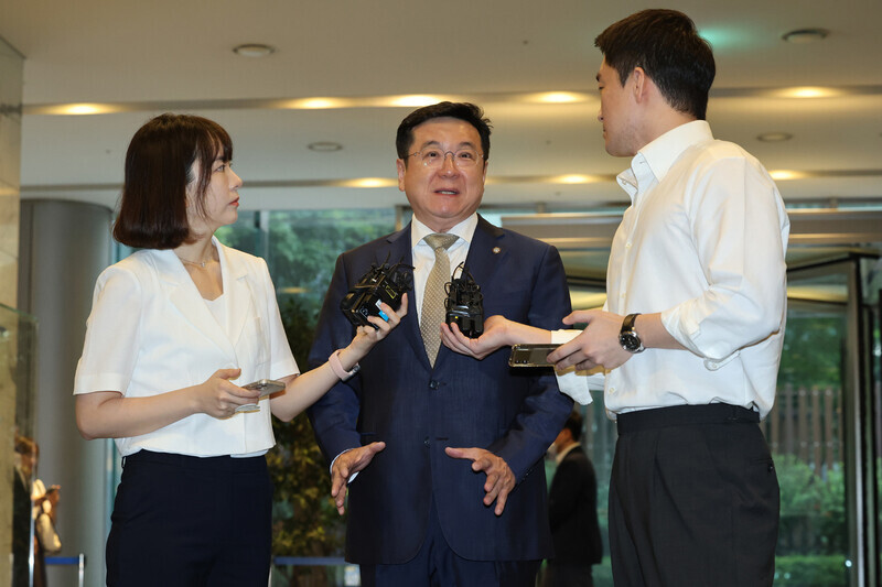 이찬희 삼성 준법감시위원회(이하 준감위) 위원장이 전국경제인연합회(전경련) 복귀 재논의를 위해 열린 임시회의에 참석하기 위해 18일 오전 서울 삼성생명 서초타워에서 들어서며 취재진의 질문에 답하고 있다. 연합뉴스