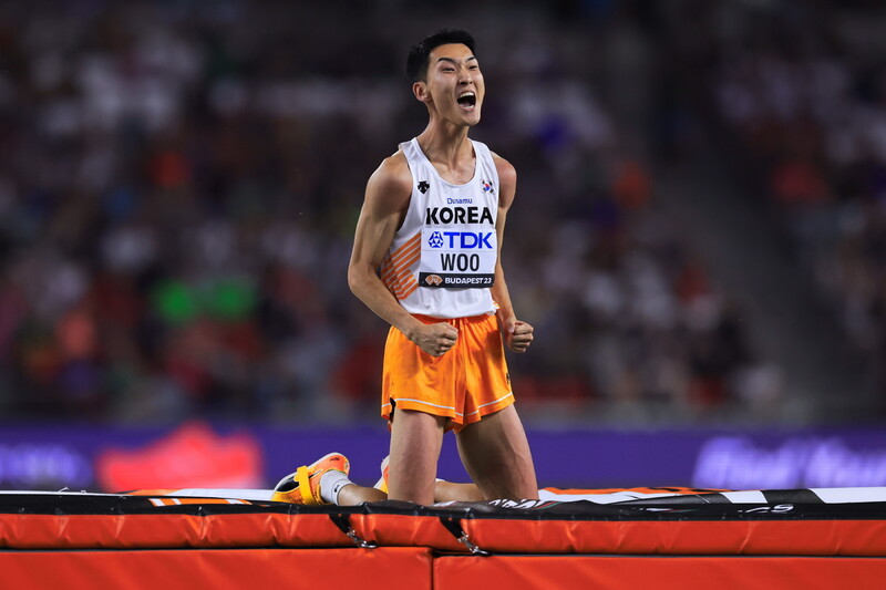 우상혁이 23일(한국시각) 헝가리 부다페스트 국립경기장에서 열린 2023 세계육상선수권대회 남자 높이뛰기 결선 도중 포효하고 있다. 부다페스트/EPA 연합뉴스