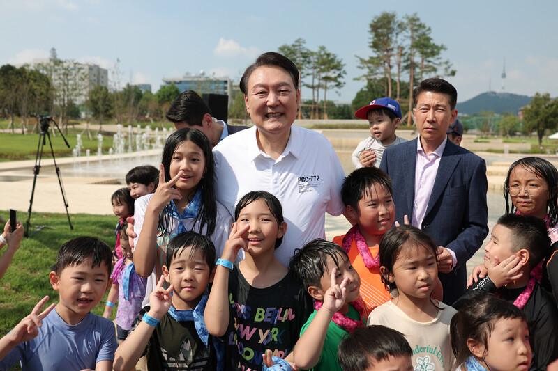 윤석열 대통령이 26일 서울 용산어린이정원 내 조성된 분수정원에서 열린 다둥이가족 초청행사에 깜짝 방문해 기념사진을 찍고 있다. 연합뉴스