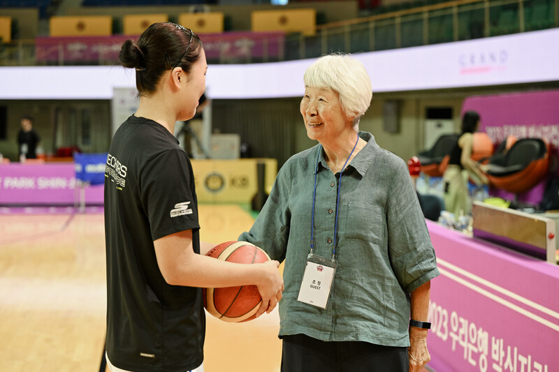 한국 여자농구 전설 박신자(오른쪽)가 26일 충북 청주체육관에서 열린 2023 우리은행 박신자컵 개막전을 앞두고 아산 우리은행 박지현과 대화하고 있다. WKBL 제공