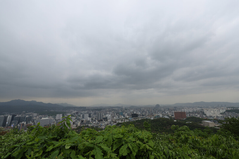 지난달 25일 오전 남산에서 바라본 흐린 하늘. 연합뉴스