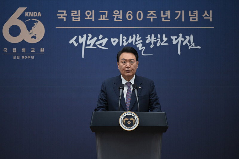 윤석열 대통령이 1일 서울 서초구 국립외교원에서 열린 국립외교원 60주년 기념식에서 축사를 하고 있다. 대통령실 제공