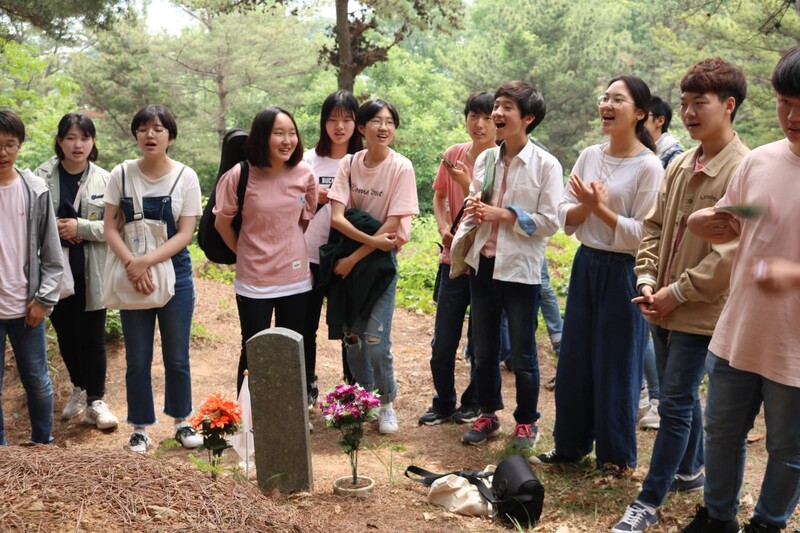 2018년 4월 여행학교 로드스꼴라의 학생들이 독립운동가 박차정의 묘에서 노래하고 있다. 로드스꼴라 제공