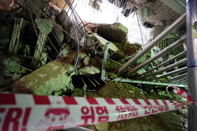 지하 주차장 1~2층의 지붕 구조물이 무너지는 사고가 발생한 인천시 서구 검단 신도시 아파트 공사 현장의 처참한 모습. 연합뉴스