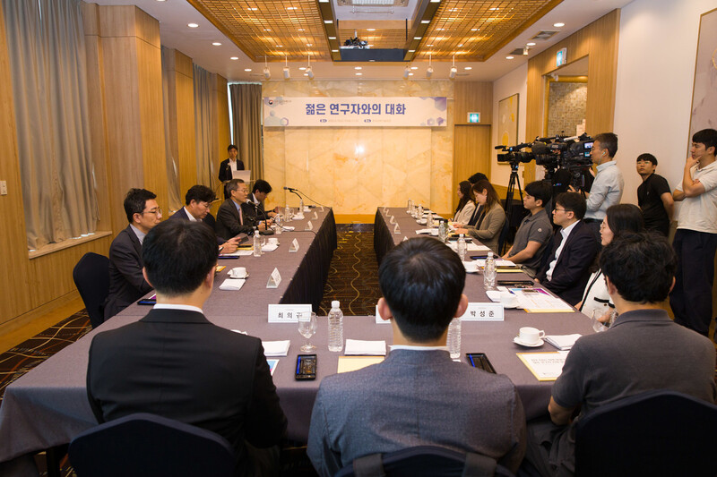 이종호 과학기술정보통신부 장관이 15일 오전 서울 강남구 한국과학기술회관에서 과학기술계 연구자들과 간담회를 갖고 있다. 과기정통부 제공