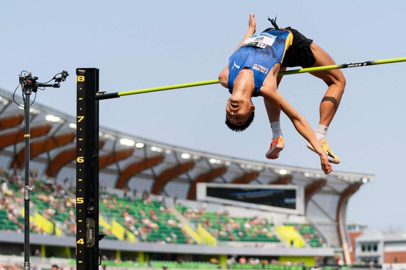 우상혁이 17일(한국시각) 미국 오리건주 유진 헤이워드 필드에서 열린 2023 세계육상연맹(WA) 다이아몬드리그 파이널 남자 높이뛰기에서 바를 넘고 있다. 유진/AFP 연합뉴스