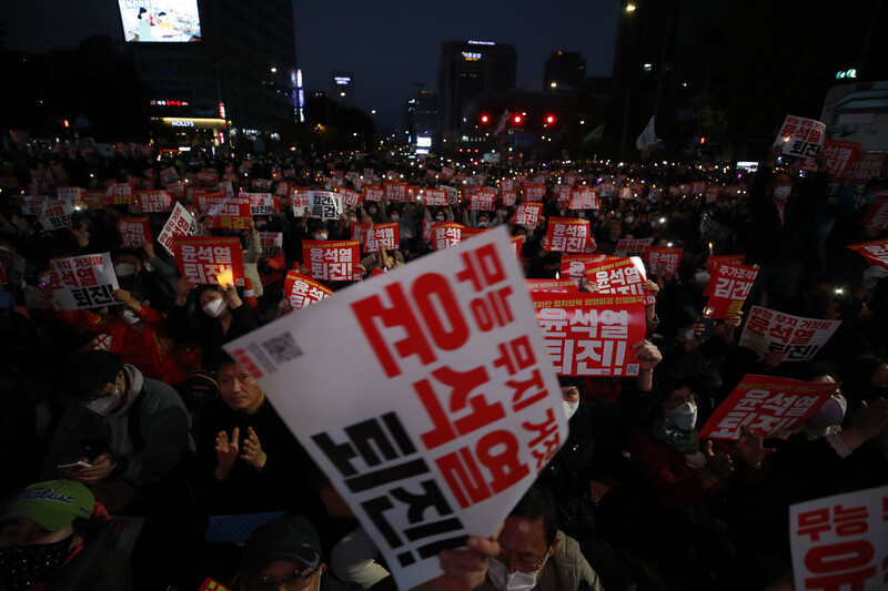 촛불행동 주최로 지난해 10월22일 저녁 서울 시청역 일대에서 열린 제11차 전국집중촛불대행진에 참석한 시민들이 손팻말과 촛불조명을 들고 구호를 외치고 있다. 김혜윤 기자 unique@hani.co.kr