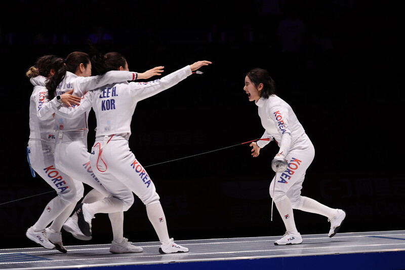 한국 여자 에페 대표팀이 27일 중국 항저우 전자대학 체육관에서 열린 2022 항저우아시안게임 펜싱 여자 에페 단체전 결승에서 홍콩을 꺾고 우승한 뒤 기뻐하고 있다. 항저우/연합뉴스