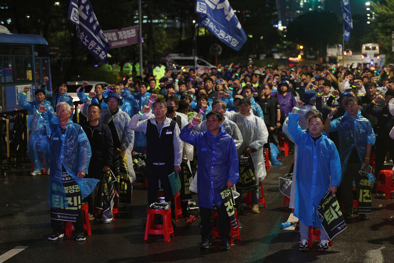 금속노조 조합원들이 지난달 20일 오후 국회 앞에서 ‘노조법 2·3조 개정안(노란봉투법) 본회의 통과 촉구 및 거부권 저지’ 투쟁문화제를 하고 있다. 연합뉴스