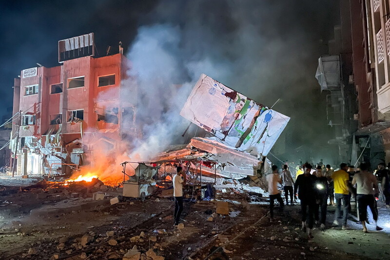 지난 9일(현지시각) 이스라엘 공습으로 폐허가 된 가자지구에 시민들이 모여 있다. 지난 7일 팔레스타인 무장정파 하마스의 이스라엘 기습공격으로 무력 충돌이 발생해 지금까지 양쪽에서 2300명 이상이 사망했다. 가자/타스 연합뉴스