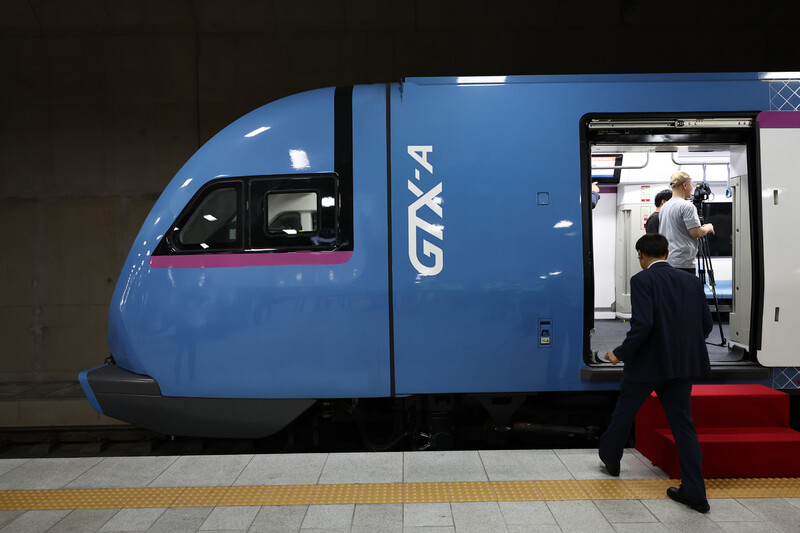 지난달 21일 서울 강남 수서역에서 진행된 GTX-A ‘수서-동탄’ 구간 시운전 행사에서 열차가 출발을 기다리고 있다. 연합뉴스