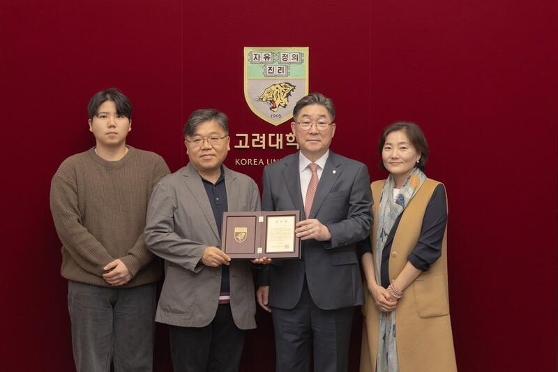 지난 19일 고려대 본관 총장실에서 열린 고 신애진 교우 및 유가족 장학기금 기부식. 고려대 제공.