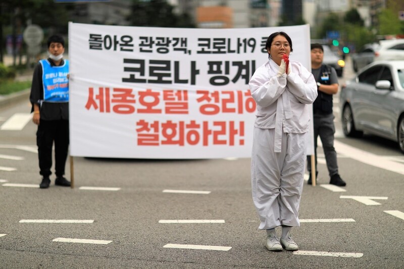 세종호텔 해고노동자 복직을 촉구하는 오체투지 행진에 참여하는 모습. 전병철 제공