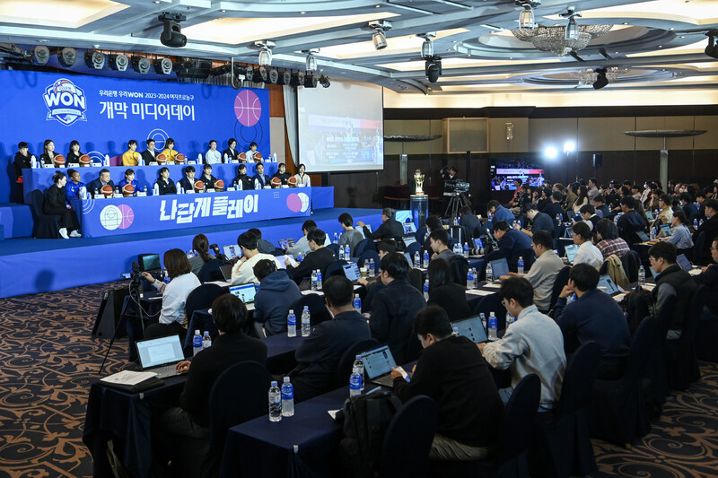 30일 오후 서울 강남구 리베라호텔에서 열린 우리은행 우리WON 2023∼2024 시즌 여자프로농구 미디어데이에서 6개 구단 대표 선수 및 감독들이 인터뷰하고 있다. 한국여자농구연맹(WKBL) 제공