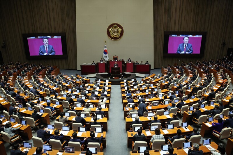 윤석열 대통령이 31일 국회 본회의에서 2024년도 예산안 및 기금운용계획안 시정연설을 하고 있다. 김봉규 선임기자 bong9@hani.co.kr