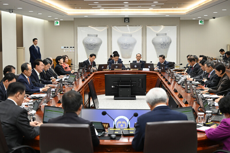 윤석열 대통령이 지난 30일 서울 용산 대통령실 청사에서 국무회의를 주재하고 있다. 정부는 이날 국무회의에서 제5차 국민연금 종합운영계획을 심의·의결하고 국회에 제출했다. 대통령실 제공.