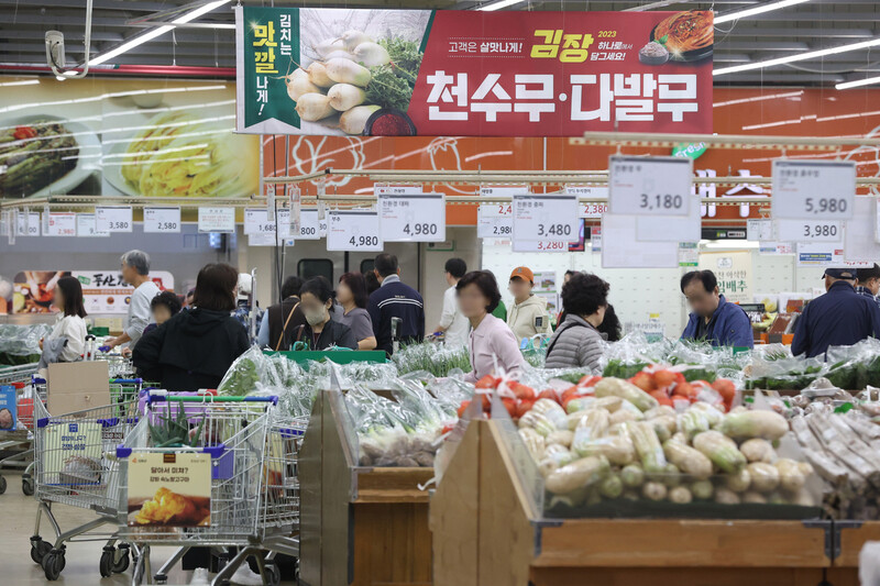 2일 서울의 한 대형마트에 진열된 김장재료. 연합뉴스