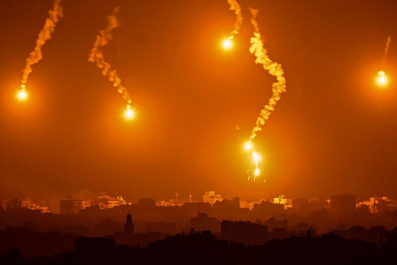 지난 5일(현지시각) 팔레스타인 가자지구 상공에서 이스라엘군이 쏜 조명탄이 빛나고 있다. AFP 연합뉴스