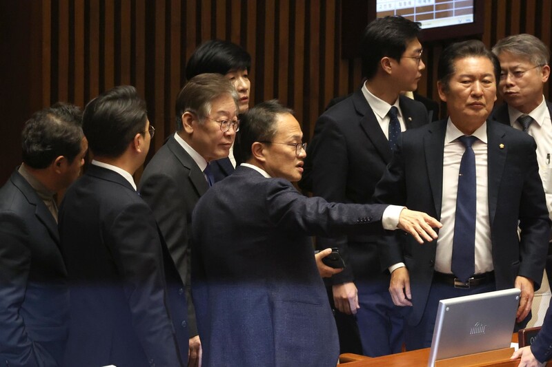 9일 국회 본회의에서 이재명 더불어민주당 대표와 의원들이 대화하고 있다. 강창광 선임기자 chang@hani.co.kr