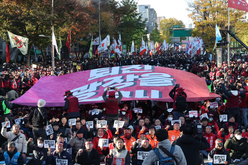 민주노총·윤석열정권퇴진운동본부 주최로 11일 오후 서울 서대문네거리 일대에서 열린 ‘윤석열 정권 퇴진 총궐기’에서 참석자들이 구호를 외치며 상징의식을 하고 있다. 김혜윤 기자 unique@hani.co.kr