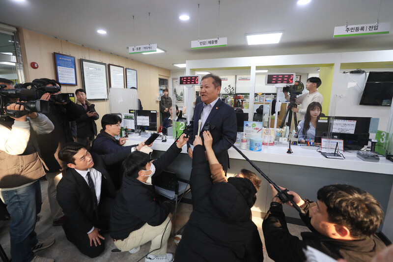 이상민 행정안전부 장관이 19일 오후 서울 종로구 청운효자동주민센터를 방문해 사흘째 이어지고 있는 정부 행정전산망 장애 복구를 위한 현장점검 진행 후 취재진의 질문에 답하고 있다. 연합뉴스