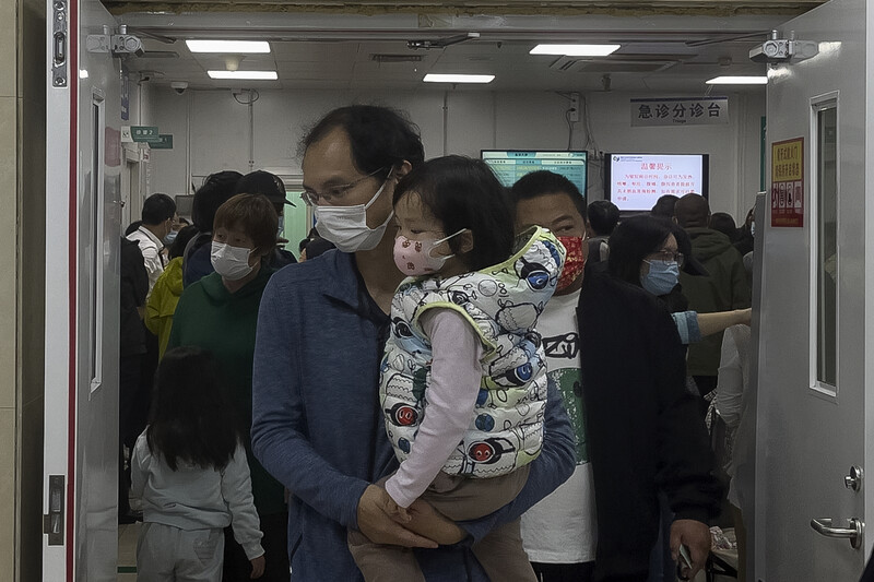 지난달 말 중국 베이징의 소아과 병원에서 한 남성이 아이를 안고 있다. 베이징/AP 연합뉴스