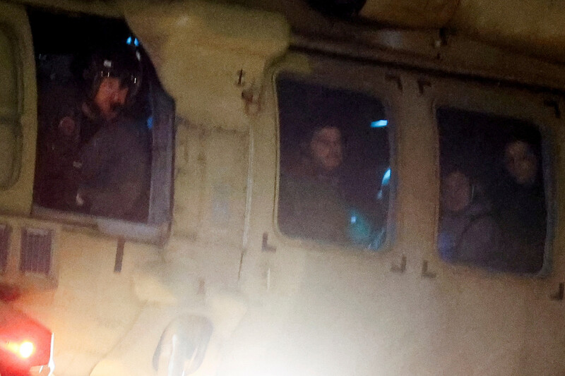 팔레스타인 무장정파 하마스에 억류됐다 풀려난 이스라엘인들을 태운 헬리콥터가 29일(현지시각) 이스라엘 텔아비브 한 의료센터에 도착하고 있다. 로이터 연합뉴스