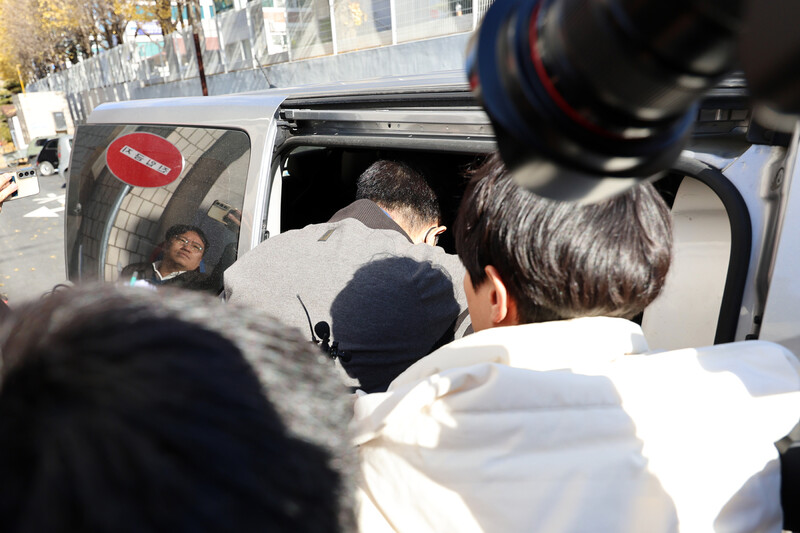 ‘사건브로커’에게 금품을 받고 수사를 축소하거나 무마한 혐의를 받는 광주 북부경찰서 소속 현직 경찰관이 30일 광주지방법원에서 열린 구속 전 피의자 심문(영장실질심사)을 마치고 법원을 빠져나가고 있다.연합뉴스