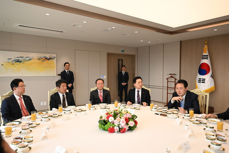 윤석열 대통령(맨 오른쪽)이 5일 용산 대통령실에서 김기현 국민의힘 대표 등 당 지도부와 오찬을 하고 있다. 국민의힘 제공