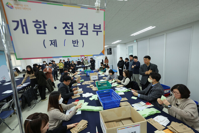 지난달 13일 오후 서울 종로구 서울특별시 선거관리위원회에서 열린 제22대 국회의원 선거 모의 개표에서 선관위 관계자들이 모의 투표용지를 분류하고 있다. 연합뉴스