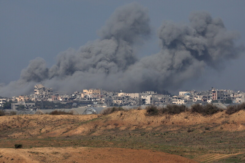 6일(현지시각) 이스라엘군이 대규모 지상전에 돌입한 팔레스타인 가자지구 칸유니스 지역에 연기가 피어오르고 있다. EPA 연합뉴스