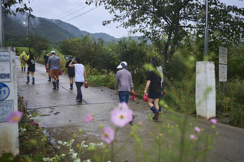 강원도 인제군 남면 신월리 ‘관계인구’의 모습. 동물해방물결 제공