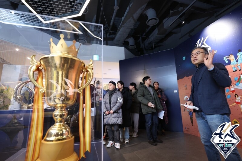 위원석 K리그 명예의 전당 선정위원장이 21일 서울 영등포구 영등포아트스퀘어에 마련된 ‘K리그:더 유니버스 전시장’에서 역대 우승 트로피들이 전시된 ‘갤럭시’ 구역을 설명하고 있다. 한국프로축구연맹 제공