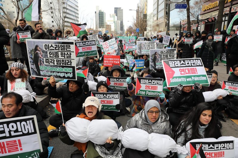 지난&nbsp;16일&nbsp;주한&nbsp;이스라엘&nbsp;대사관&nbsp;인근에서&nbsp;‘팔레스타인에&nbsp;연대하는&nbsp;사람들’&nbsp;주최로&nbsp;열린&nbsp;‘팔레스타인&nbsp;연대&nbsp;집중&nbsp;행동의&nbsp;날’&nbsp;집회.&nbsp;내외국인&nbsp;500여명은&nbsp;“이스라엘&nbsp;인종&nbsp;학살&nbsp;규탄”&nbsp;구호를&nbsp;외치며&nbsp;명동&nbsp;거리를&nbsp;행진했다.&nbsp;‘팔레스타인에&nbsp;연대하는&nbsp;사람들’&nbsp;제공